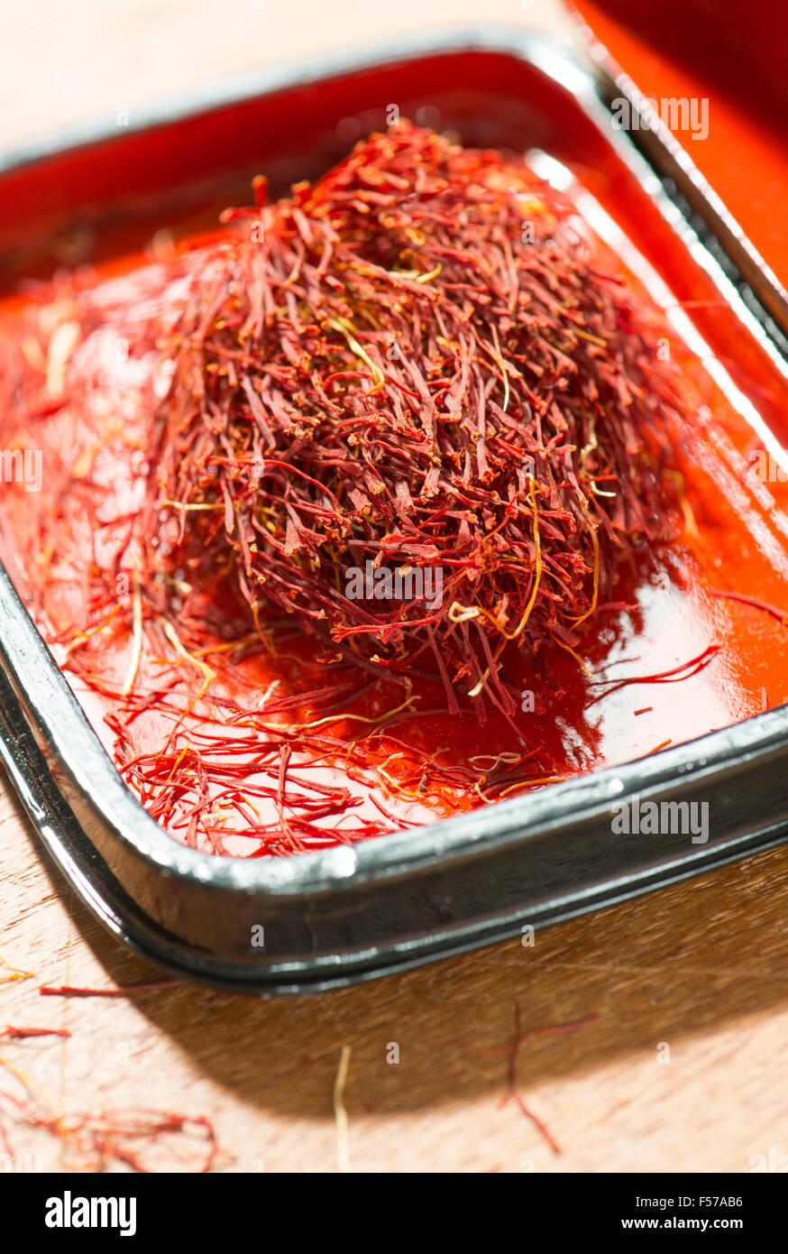 Le safran dans une boîte de vernis rouge. Close up of spice. Concept de cuisine gastronomique. Banque D'Images