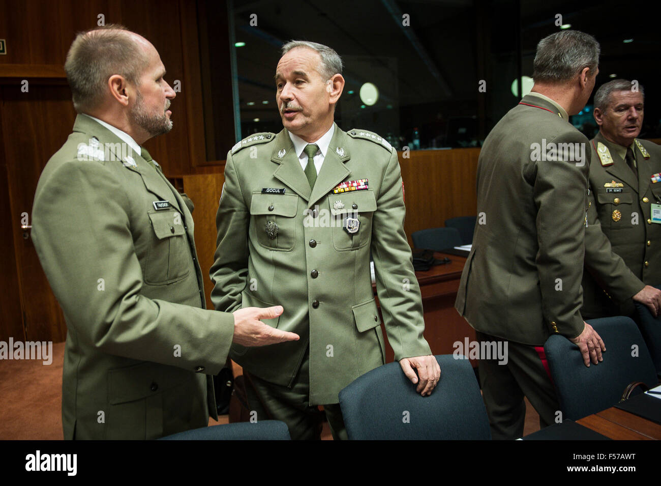 Bruxelles, Belgique. 29 Oct, 2015. Général Mieczys ?aw Gocu ?, chef de l'état-major général polonais (C) avant la réunion de l'UE Chefs d'état major de la défense à Bruxelles, Belgique le 29.10.2015 les généraux de l'échange de vues avec le commandant en chef des Forces armées de l'Ukraine, sur la situation actuelle dans le pays. Par Wiktor Dabkowski/photo : dpa Crédit alliance photo alliance/Alamy Live News Banque D'Images