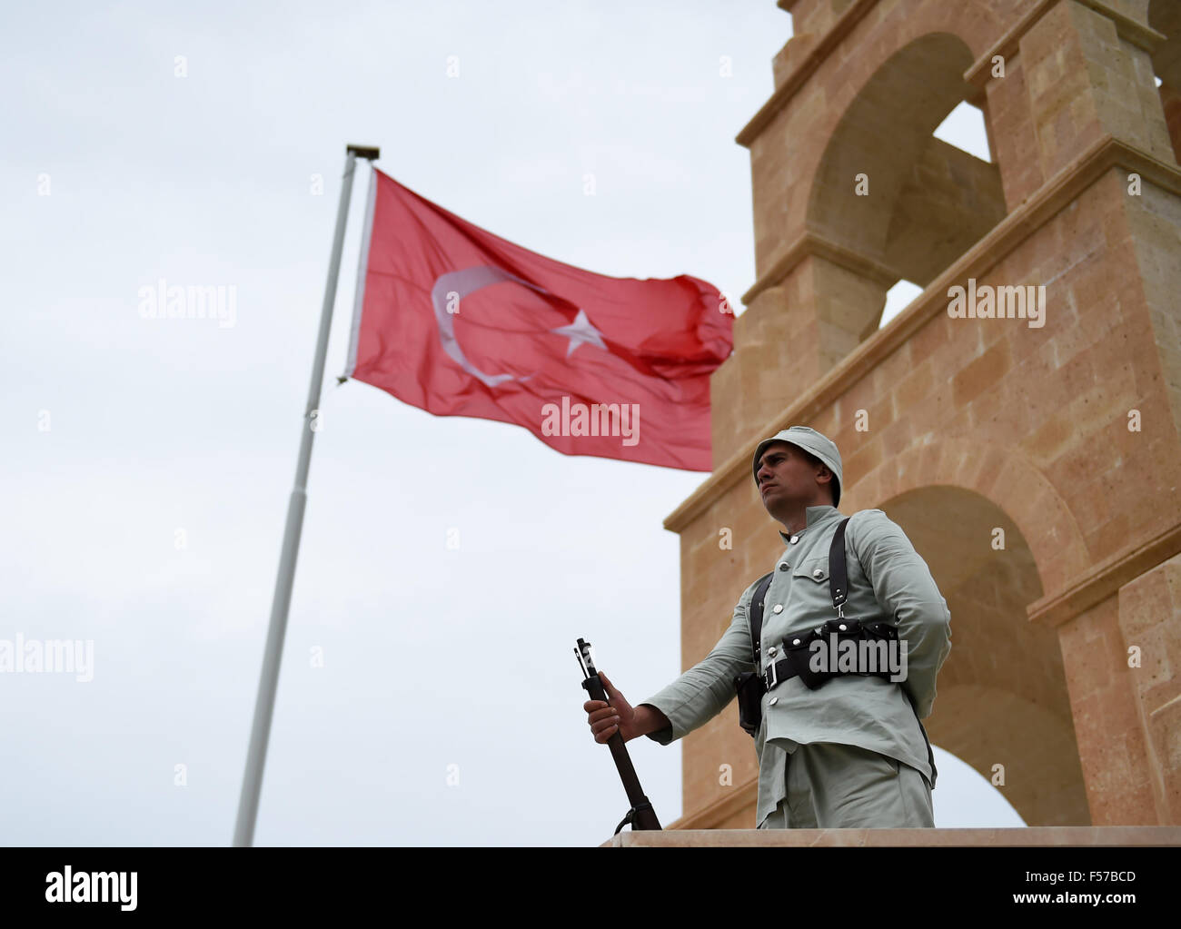 Istanbul, Turquie. 29 octobre, 2015. Photo prise le 25 avril 2015 montre un soldat turc en service à la 57e Régiment d'infanterie à Canakkale, Turquie Memorial. La Turquie a observé la Journée de la République le 29 octobre. Source : Xinhua/Alamy Live News Banque D'Images