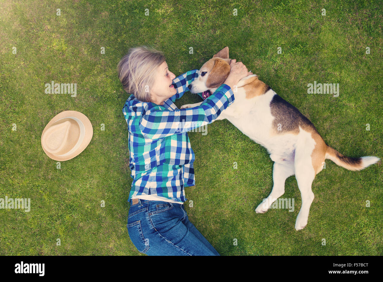 Senior woman with her dog Banque D'Images