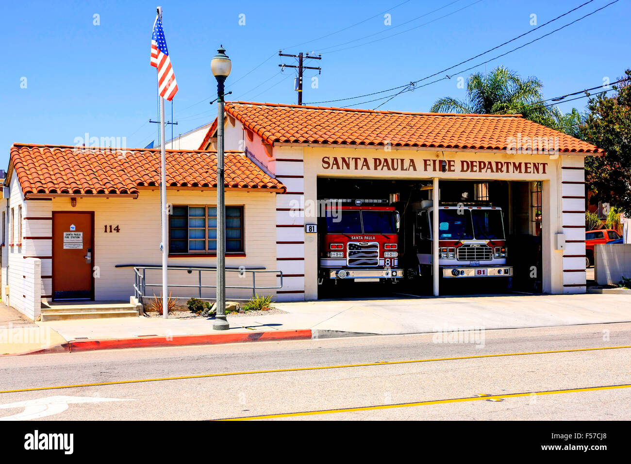 Le Service d'incendie de Santa Paula maison avec deux moteurs dans cette petite ville de Californie Banque D'Images