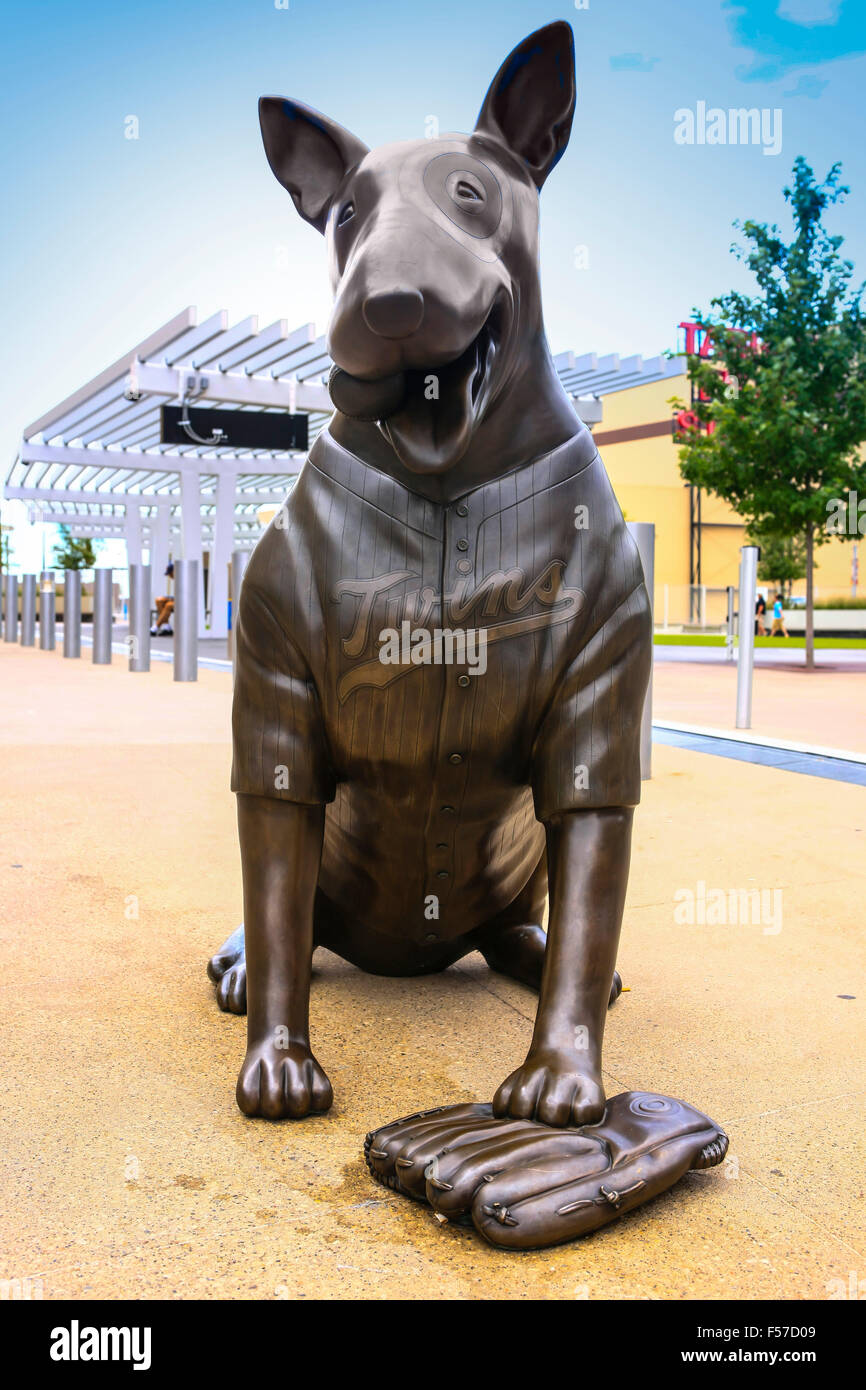 Statue en bronze de Bullseye, le Bull Terrier mascotte de l'équipe de baseball des Twins de Minnesota Banque D'Images