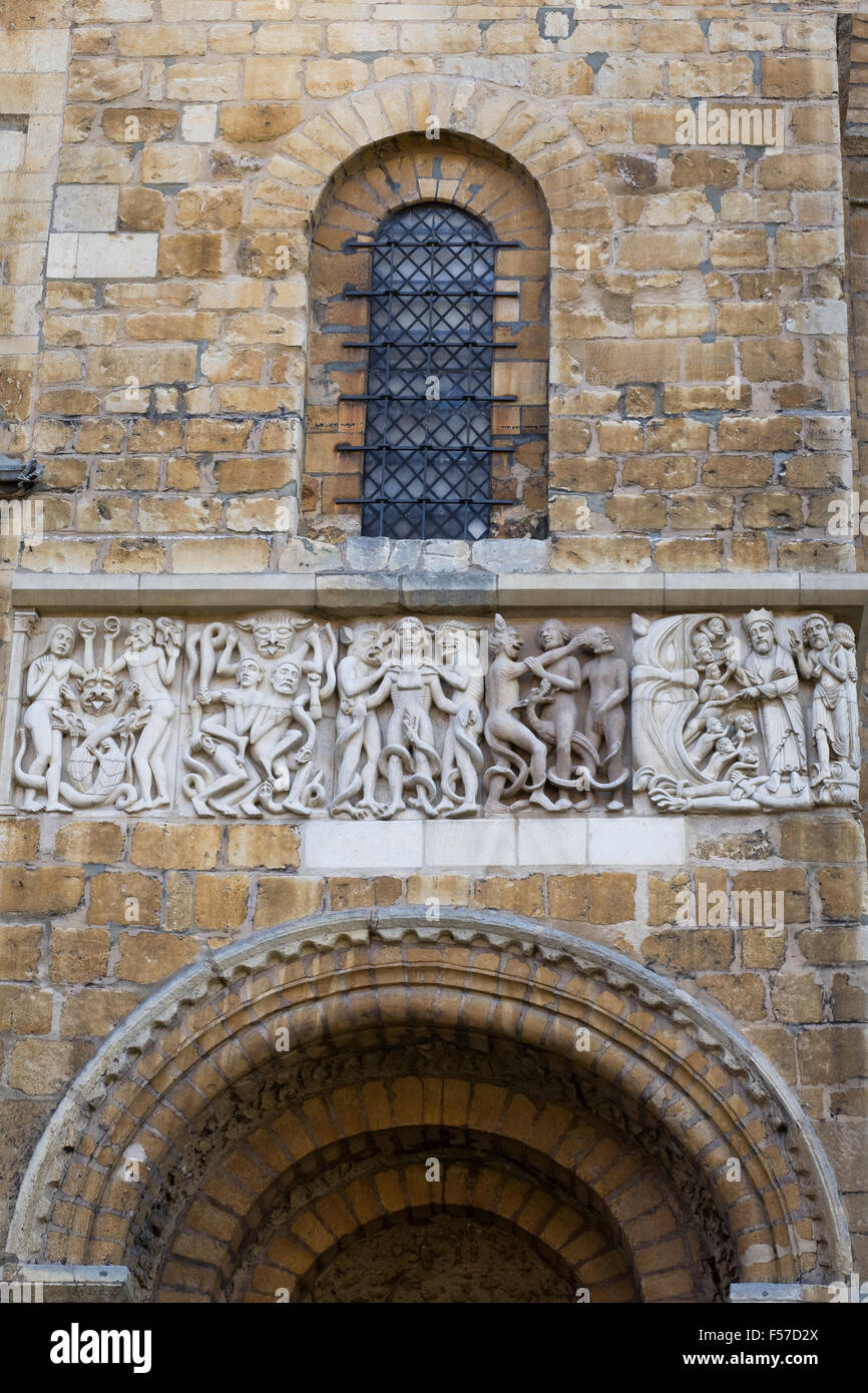 Jour moderne stonemasonry au-dessus de la porte de l'ouest de Lincoln. Cathhedral Banque D'Images