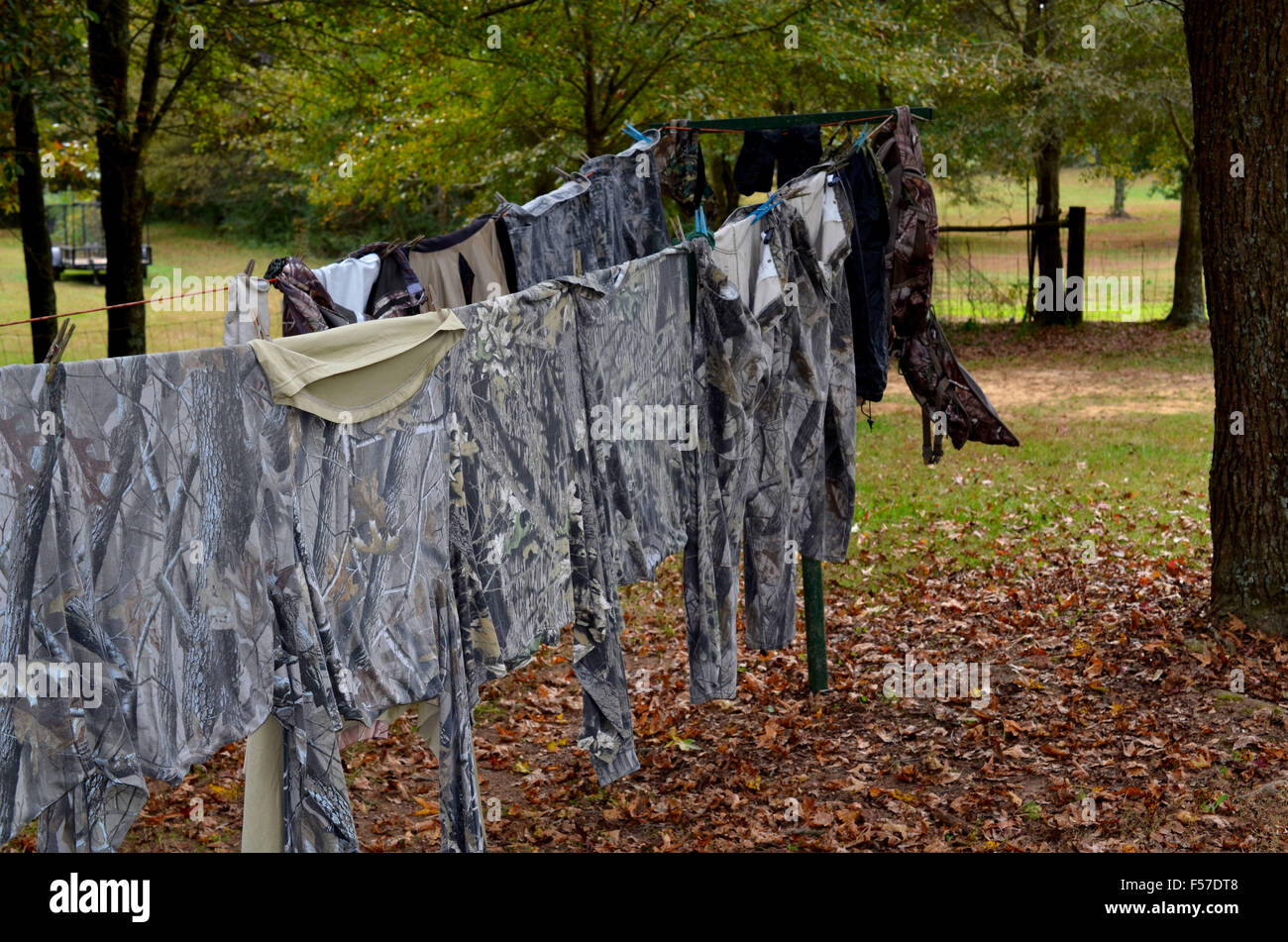 Vêtements lavés et diffusant la chasse suspendu à la corde à linge. Banque D'Images
