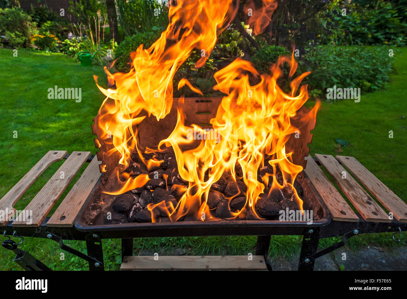 Flammes sur un gril de charbon de bois Banque D'Images