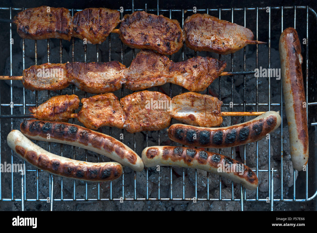 La viande grillée sur un barbecue au charbon Banque D'Images