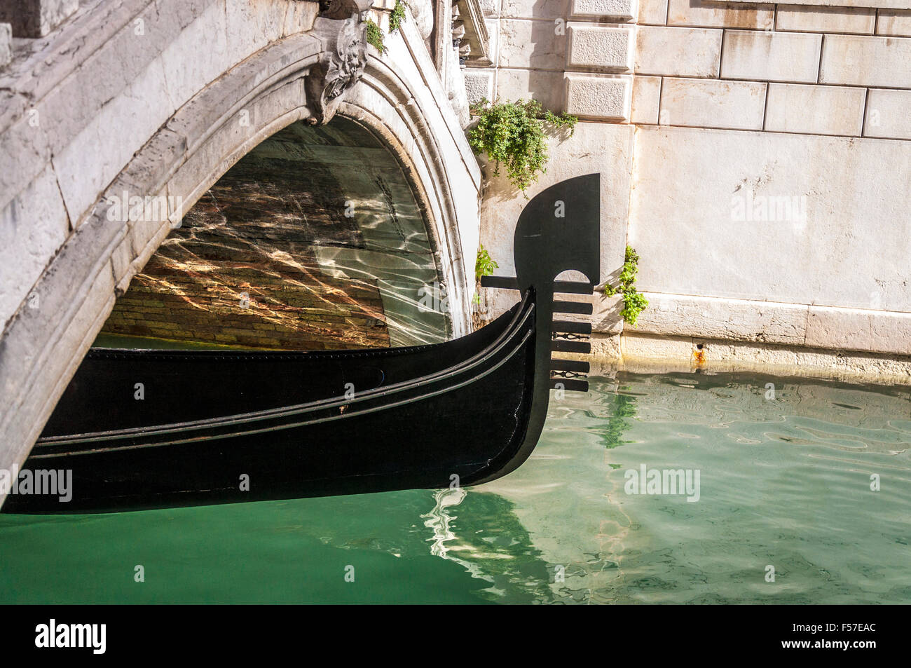 Sous un pont en gondole à Venise, Italie. La fluidité des formes d'Impressions Vénitiennes de l'eau structure. Banque D'Images
