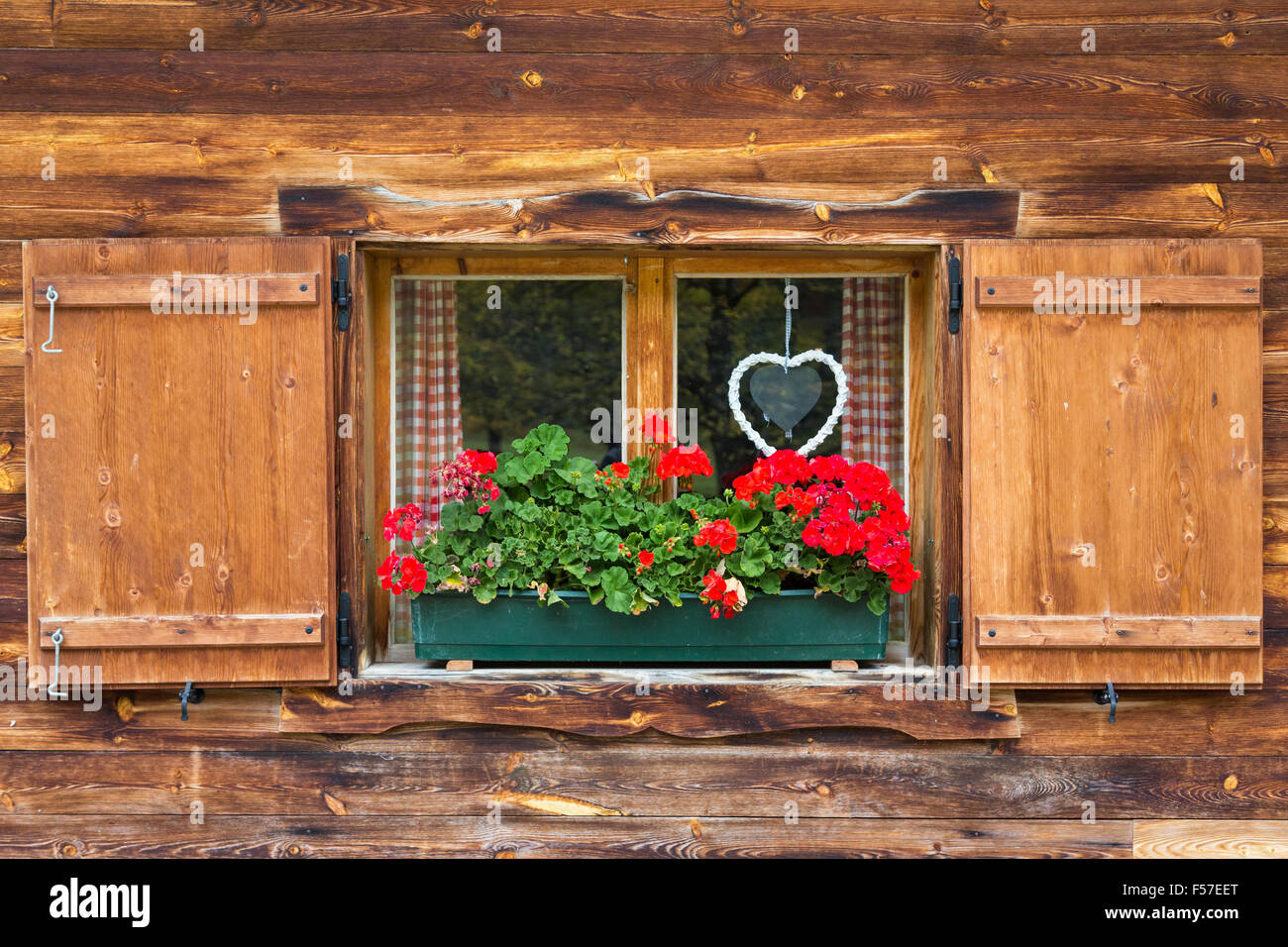 Fenêtres en bois de Mountain lodge, Eng-Alm, Hinterriss, Karwendel, Tyrol, Autriche Banque D'Images