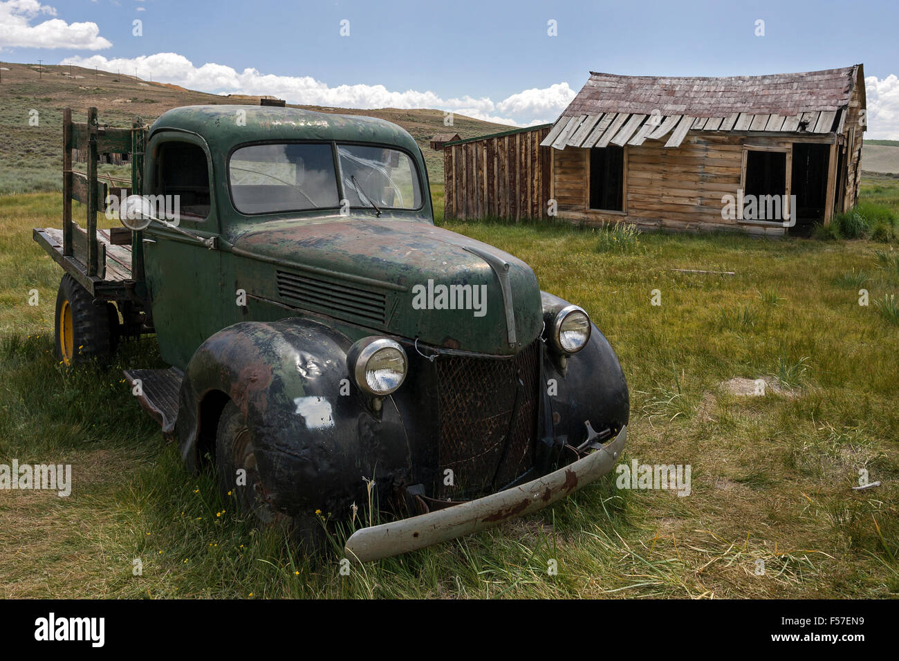 Vintage car construit dans les années 30, vieille maison de bois, ville fantôme, ancienne ville minière, Bodie State Historic Park, Bodie, en Californie Banque D'Images