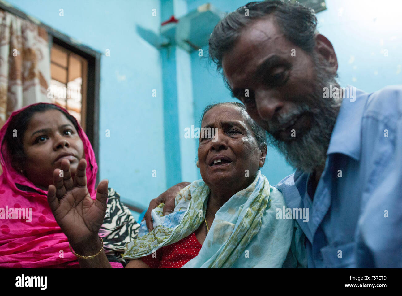 Dhaka, Bangladesh. 29 octobre, 2015. Des proches sont des pleurs qui ont été blessés dans une attaque à la bombe Dalan Hussaini, est décédé à Dhaka Medical College Hospital à Dhaka le 29 octobre 2015. Jamal Uddin, 55 ans, est mort à l'hôpital Unité de Soins Intensifs (USI) autour de 9h30 jeudi. Il était un commerçant de produits cosmétiques. Près de 80 autres personnes ont été blessées dans l'attaque et plus de 50 d'entre eux sont encore en cours de traitement à l'DMCH. C'était la toute première attaque contre les chiites au Bangladesh. Zakir Hossain Chowdhury Crédit : zakir/Alamy Live News Banque D'Images