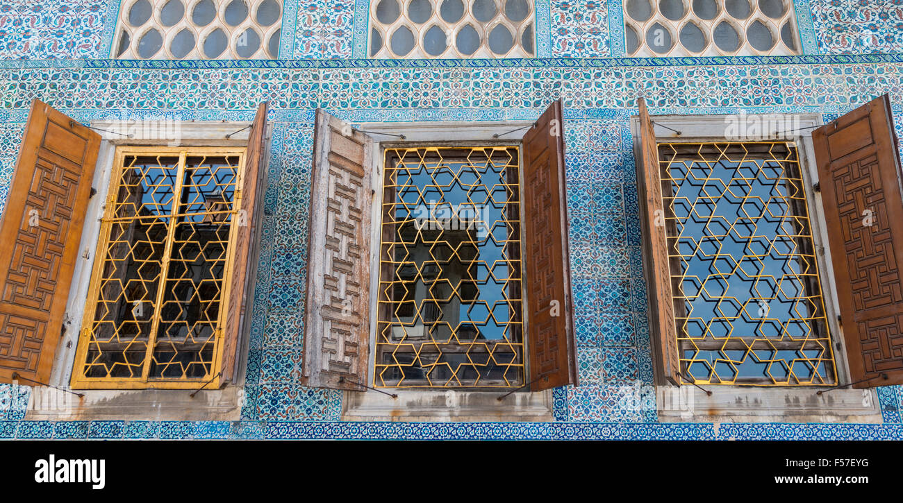 Fenêtre dans le palais de Topkapi, Istanbul, Turquie Banque D'Images