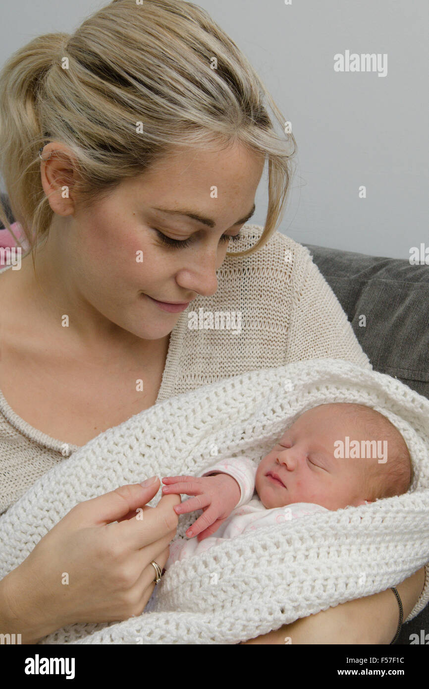 Mère et fille un jour retour à l'accueil de l'hôpital la naissance. UK. Banque D'Images