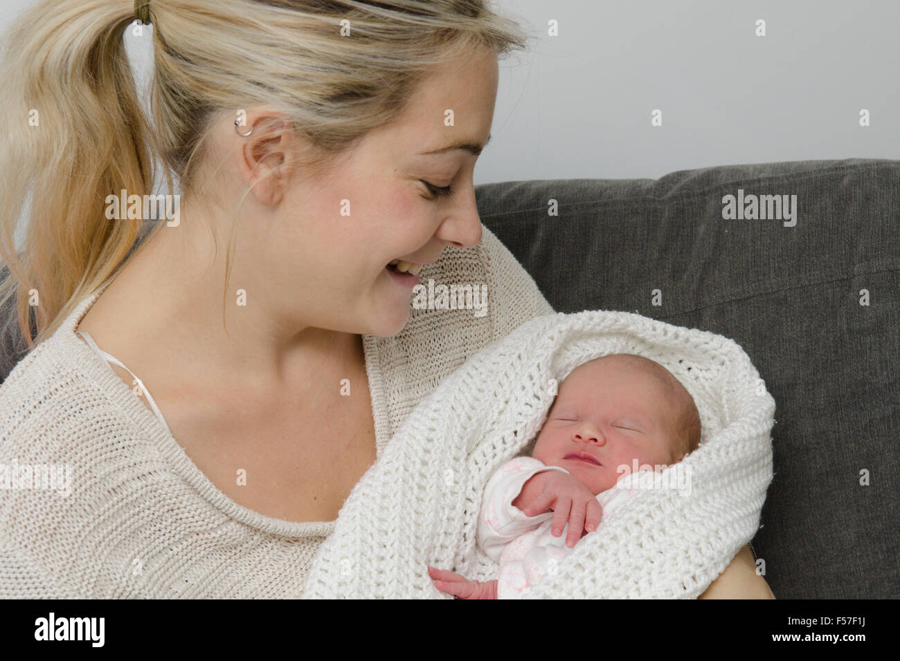 Mère et fille un jour retour à l'accueil de l'hôpital la naissance. UK. Banque D'Images