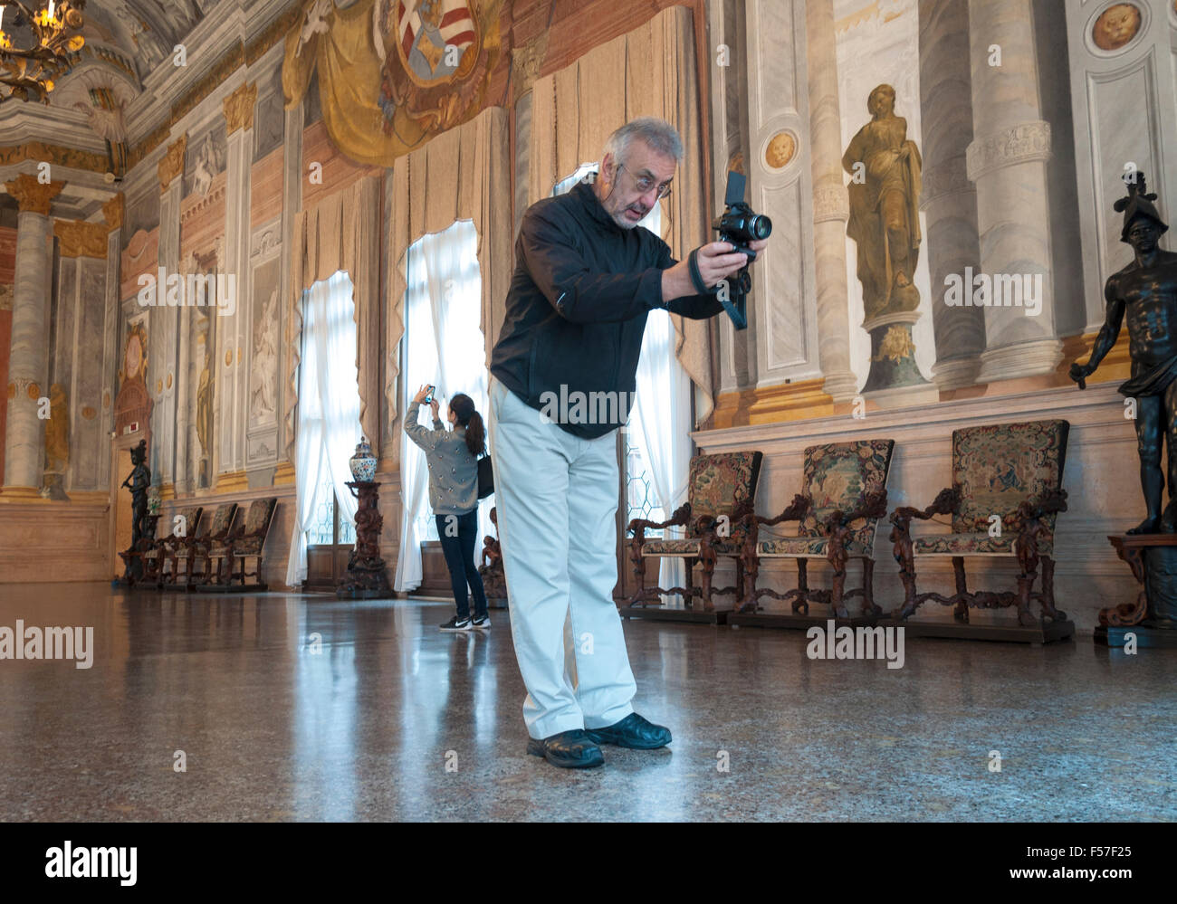 Les gens prennent des photographies numériques dans la salle de bal de Ca' Rezzonico, Venise, Italie Banque D'Images