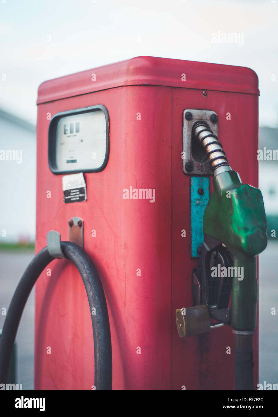 Pompes à essence classiques Americana rouge vintage d'une autre époque, en dehors d'une ancienne station de remplissage. Banque D'Images