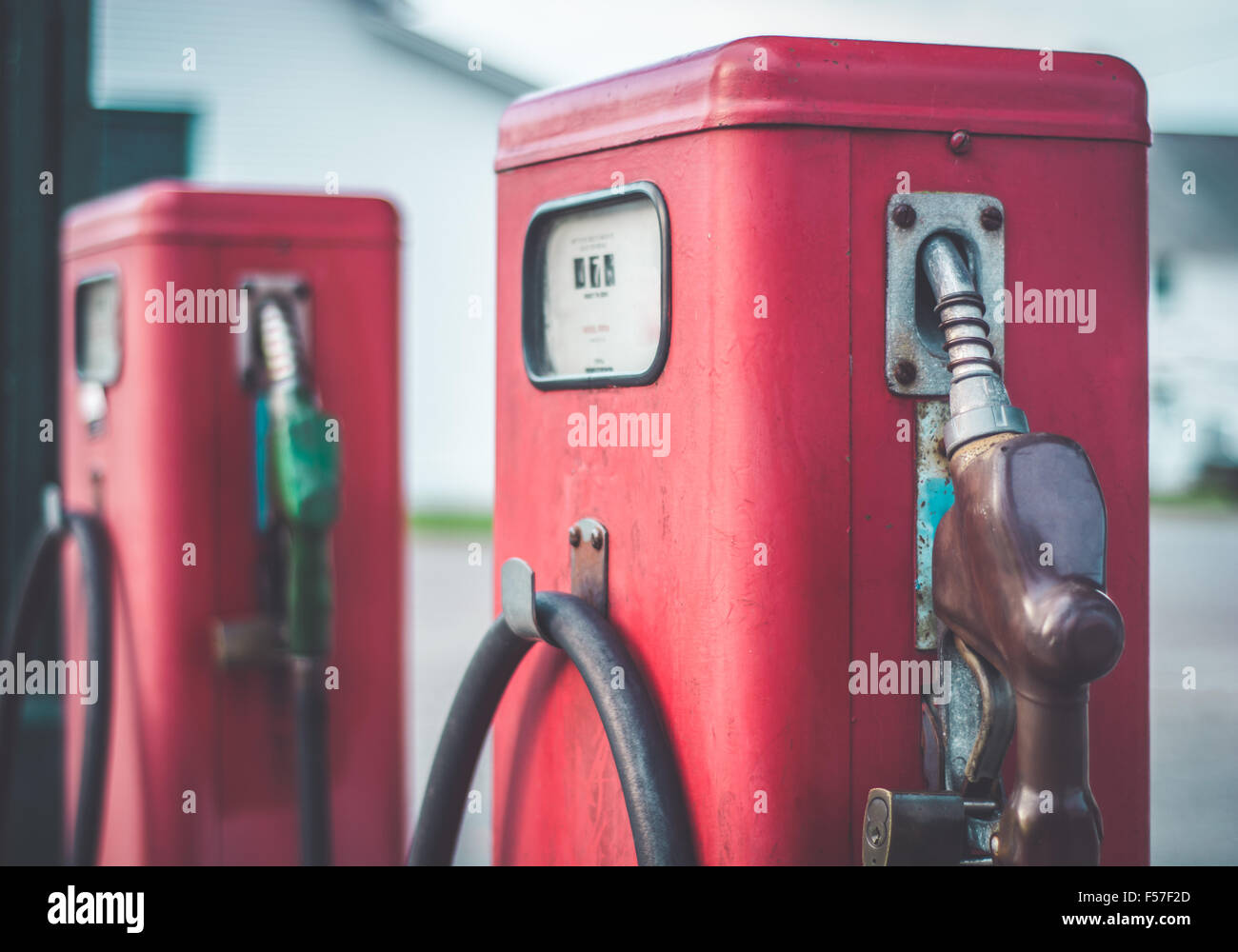 Pompes à essence classiques Americana rouge vintage d'une autre époque, en dehors d'une ancienne station de remplissage. Banque D'Images