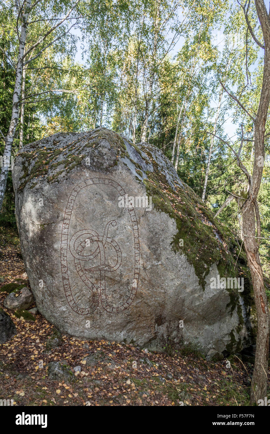 Pierre runique U 112, Kyrkstigen (Boulder de Ed), Ed parish, Uppland, Suède. Banque D'Images