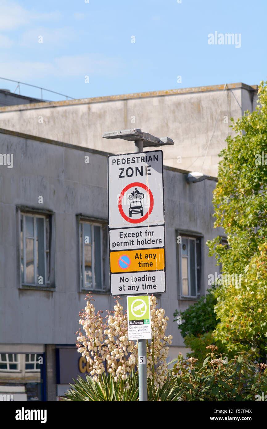 Zone piétonne signe avec les restrictions sur l'accès et des livraisons en centre-ville de Plymouth, Devon, Angleterre Banque D'Images