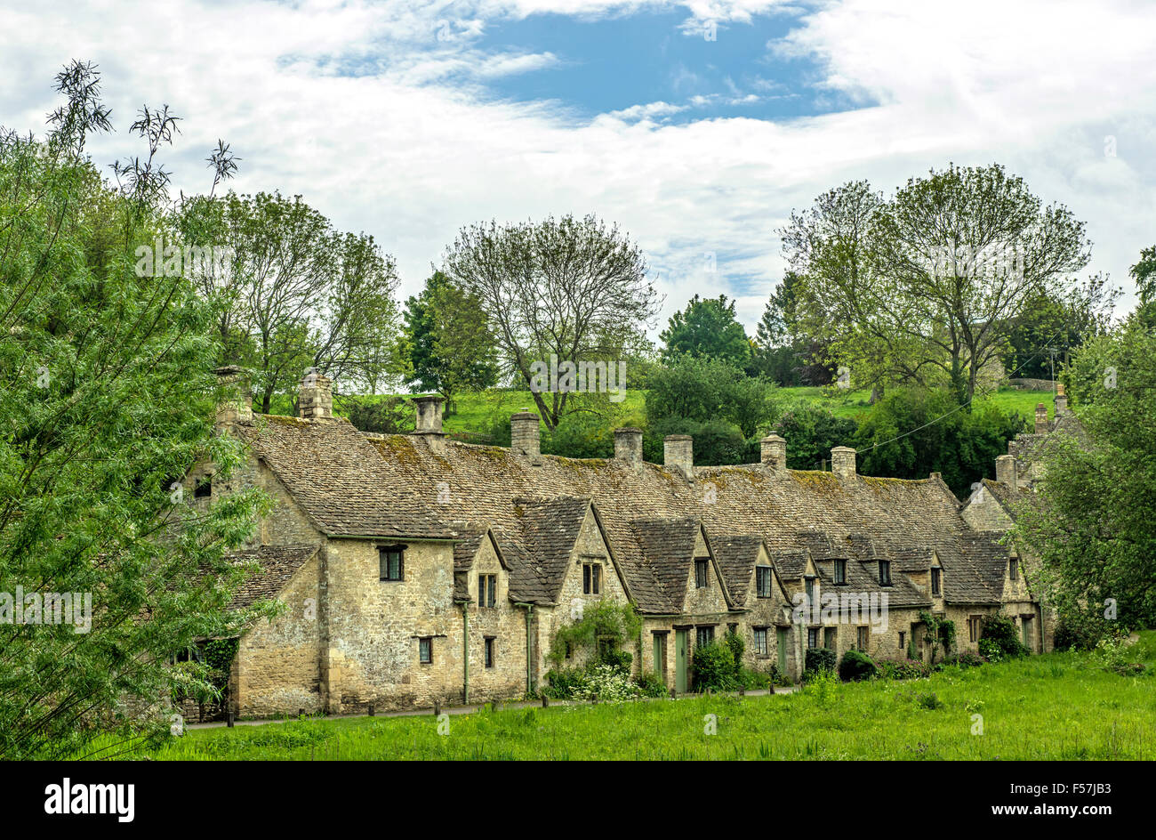 Arlington Row, dans le village de Cotswold Arlington, le côté opposé de la rivière yeux sur Bibury, District de Cotswold, Banque D'Images