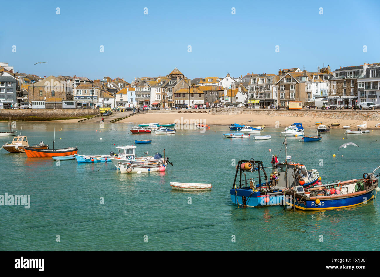 Bateau de pêche dans le port de St Ives, vu de Smeatons Pier, Cornwall, Angleterre, Royaume-Uni Banque D'Images