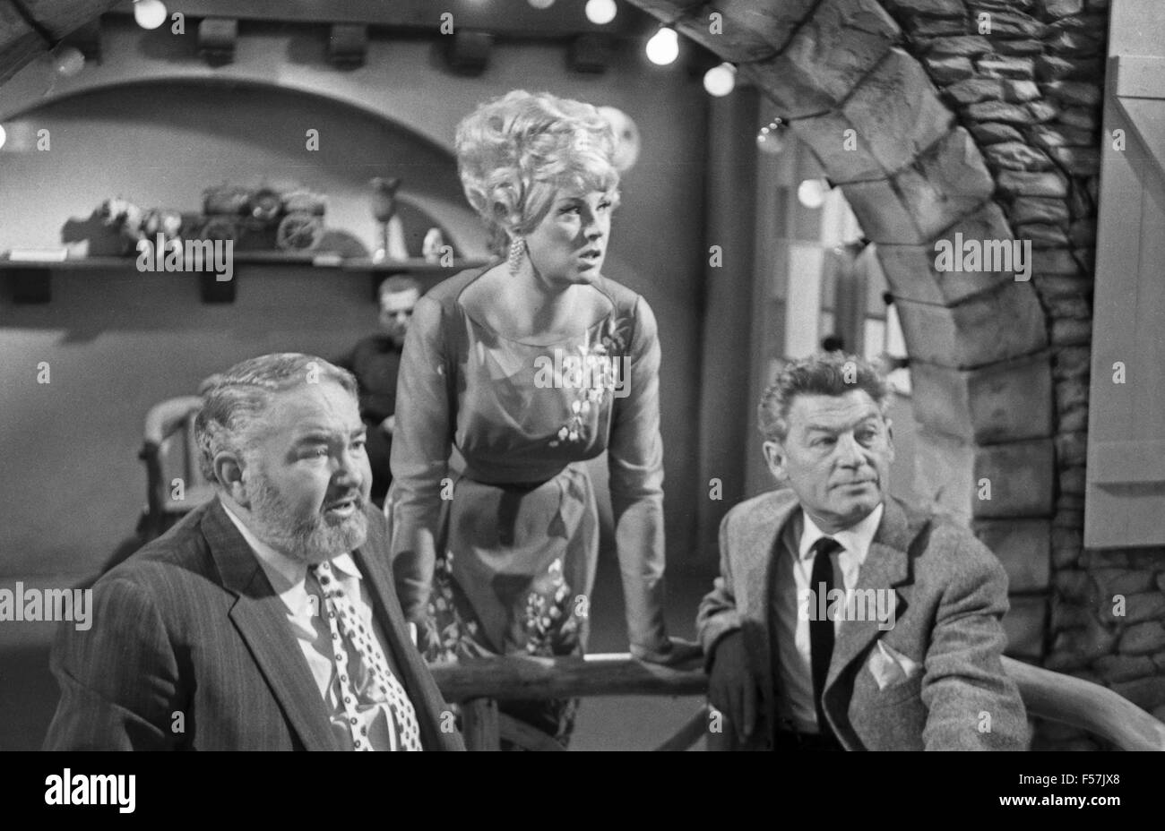 Weinrunde Unterhaltungsshow Die fröhliche, Deutschland, 1966, Regie : Fred Kraus, acteurs : Margit Schramm, Kurt Großkurth due la SLA (links sitzend) Banque D'Images