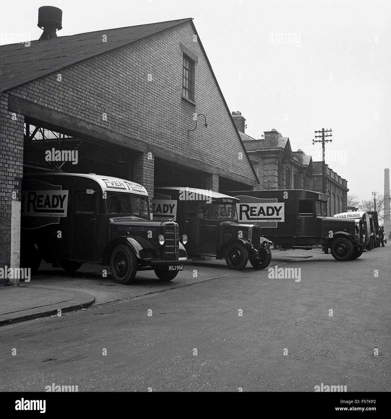Années 1950 historiques, fourgonnettes de livraison de l'entreprise de batteries et de radios Every Ready dans la livrée de l'entreprise quittant le dépôt de Park Lane, Wolverhampton, Angleterre, Royaume-Uni, auparavant les prémisses d'Efandem Ltd, une entreprise d'électricité reprise par Ever Ready en 1925. L'une des fourgonnettes est une fourgonnette Guy 'Wolf', fabriquée par Guy Motors, un fabricant de voitures et d'autobus fondé par Sidney Guy en 1913. Banque D'Images