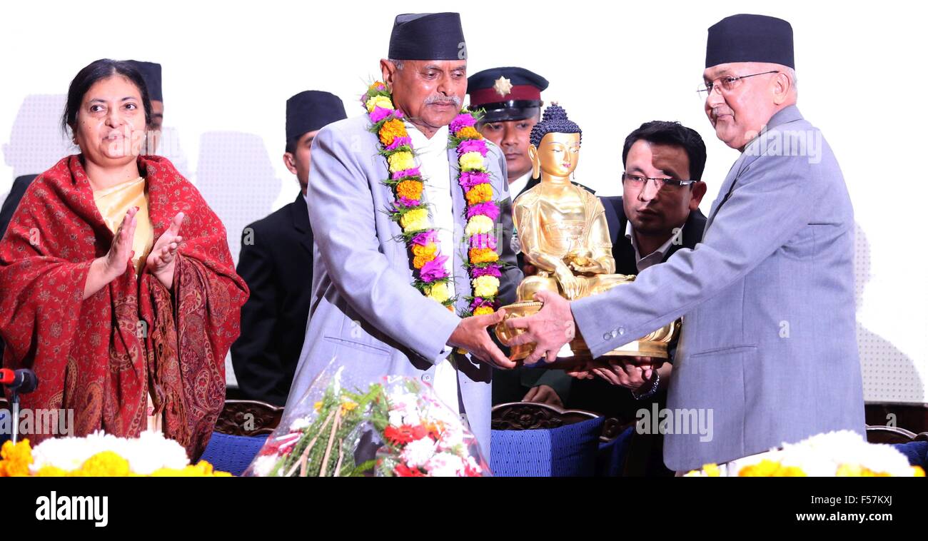 Katmandou, Népal. 29 Oct, 2015. Premier Ministre népalais KP Sharma Oli (1e R) entre les mains un cadeau à l'ancien président népalais, Ram Baran Yadav (2L, à l'avant) lors de sa cérémonie d'adieux à Katmandou, Népal, 29 octobre, 2015. Ram Baran Yadav a été nommé à ce poste le 23 juillet 2008, comme le premier chef de l'Etat après le Népal est devenu république démocratique fédérale. Son mandat a été achevé après la nouvelle constitution est promulguée et le nouveau président a été élu par le parlement. © Sunil Sharma/Xinhua/Alamy Live News Banque D'Images