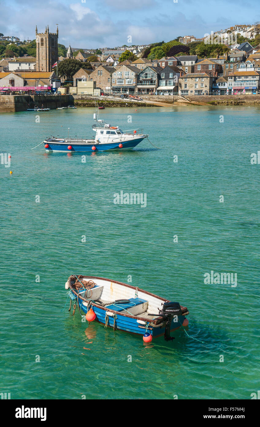 Bateau de pêche dans le port de pêche de St Ives, vu de Smeaton's Pier, Cornwall, England, UK Banque D'Images