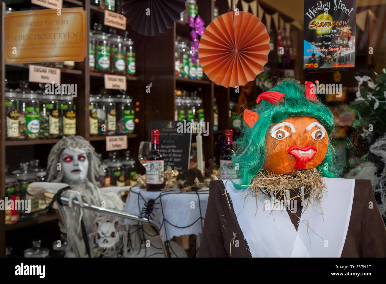 Southport, Merseyside, UK 29 Octobre, 2015. 'Trick or Treat' Happy Halloween Wesley Street. Le Wesley Street Traders Association ont joué un rôle déterminant dans l'organisation du premier festival de l'épouvantail de Southport. Wesley Street est connu comme le Village dans la ville à cause de son esprit communautaire, et unique, de boutiques indépendantes. Tous les partie de Southport's Halloween Festival (Spookport) qui a un chaudron d'événements que l'on espère apporter Southport en vie avec d'intrigues et de folie. Banque D'Images