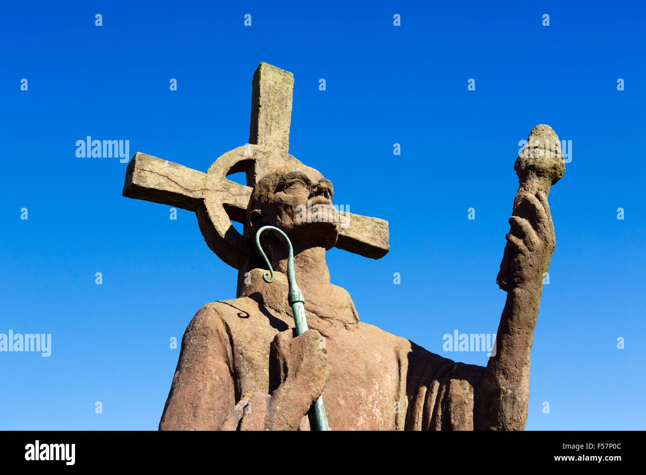 Statue de Saint Aidan (par le sculpteur Kathleen Parbury) dans le Parc du Prieuré de Lindisfarne, Holy Island, Northumberland, England, UK Banque D'Images