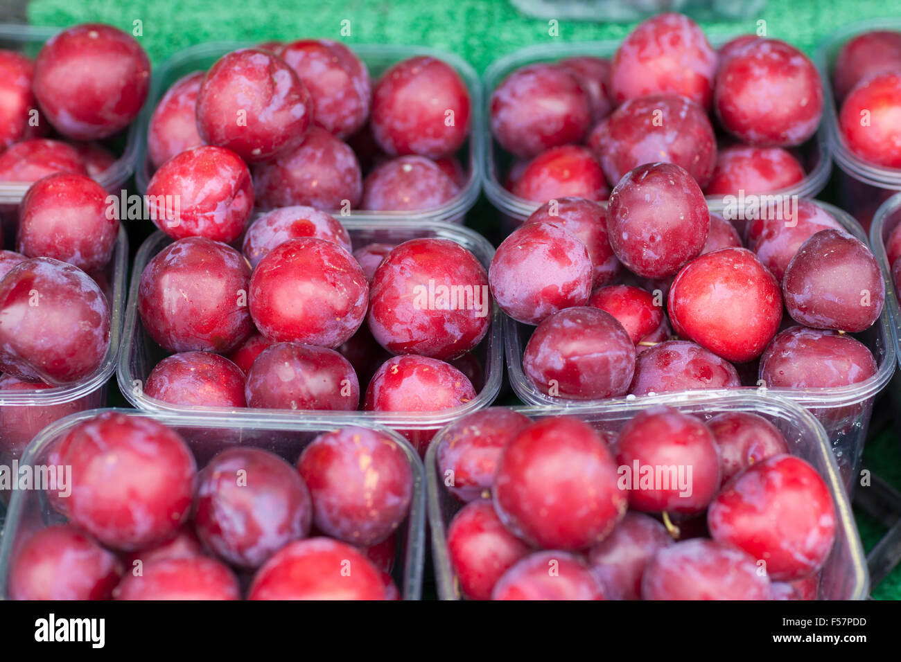 Royaume-uni, Leeds, barquettes de prunes rouges à vendre à Leeds marché. Banque D'Images