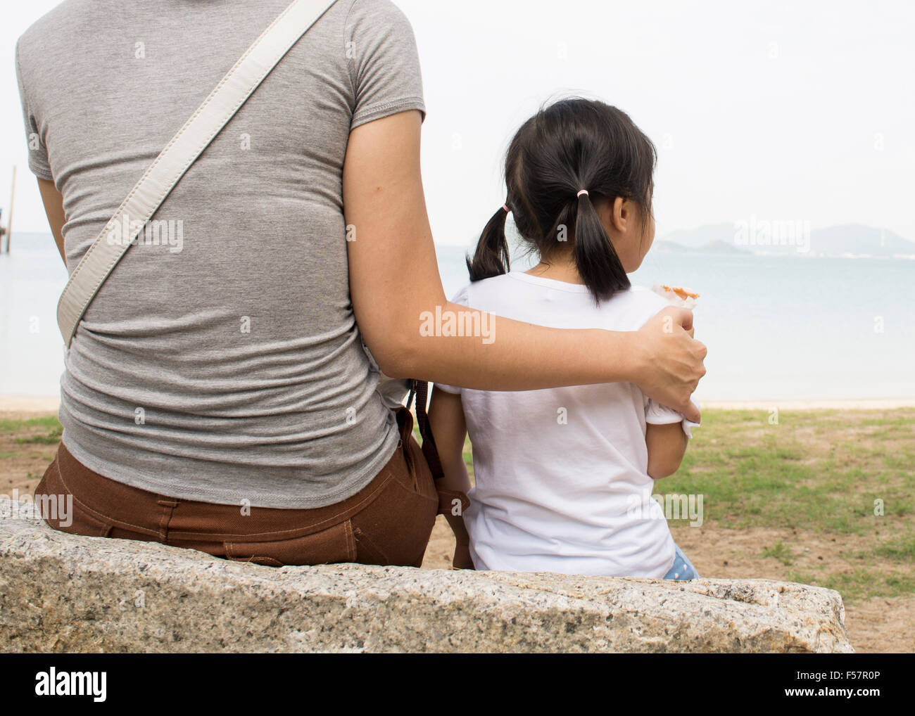 Maman mère enfant kid fils parents parent prendre soin de peau femme coeur gros plan les droits de l'extérieur de la maternité deux doigt de sécurité Banque D'Images