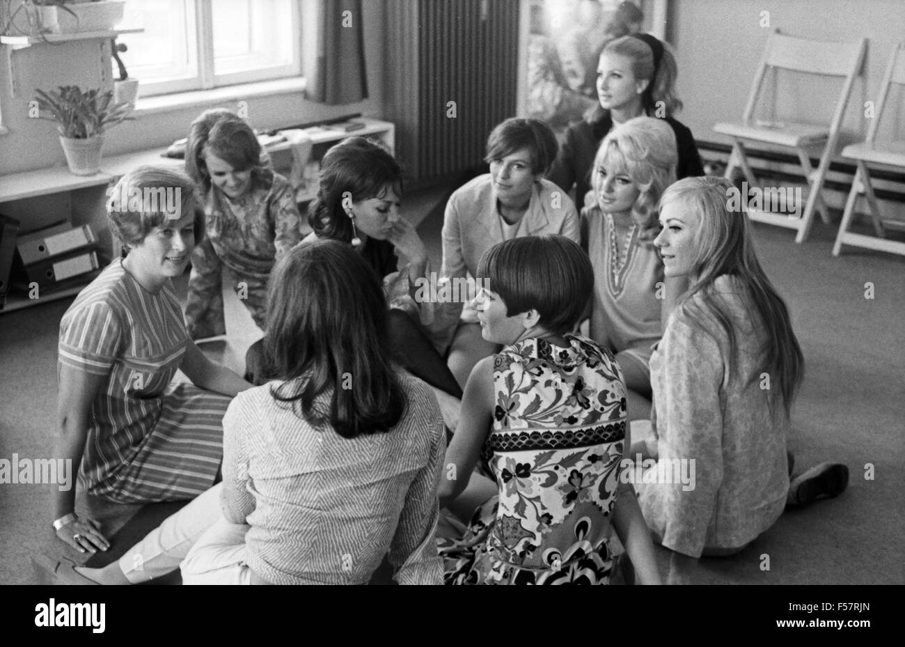 Dans Mannequinschule Yblagger Barbara von der à München, Deutschland 1960 er Jahre. L'Yblagger Barbara à l'école modèle de Munich, Allemagne 1960. 24x36 swNeg168 Banque D'Images