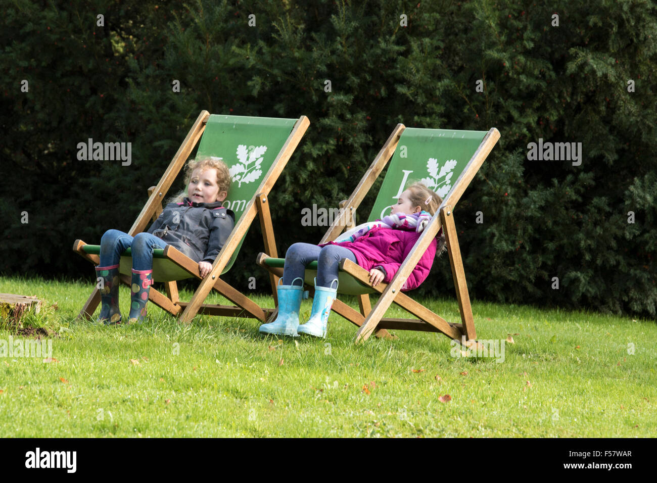 Deux jeunes filles jouant au parc Croome, Worcestershire, Angleterre, RU Banque D'Images