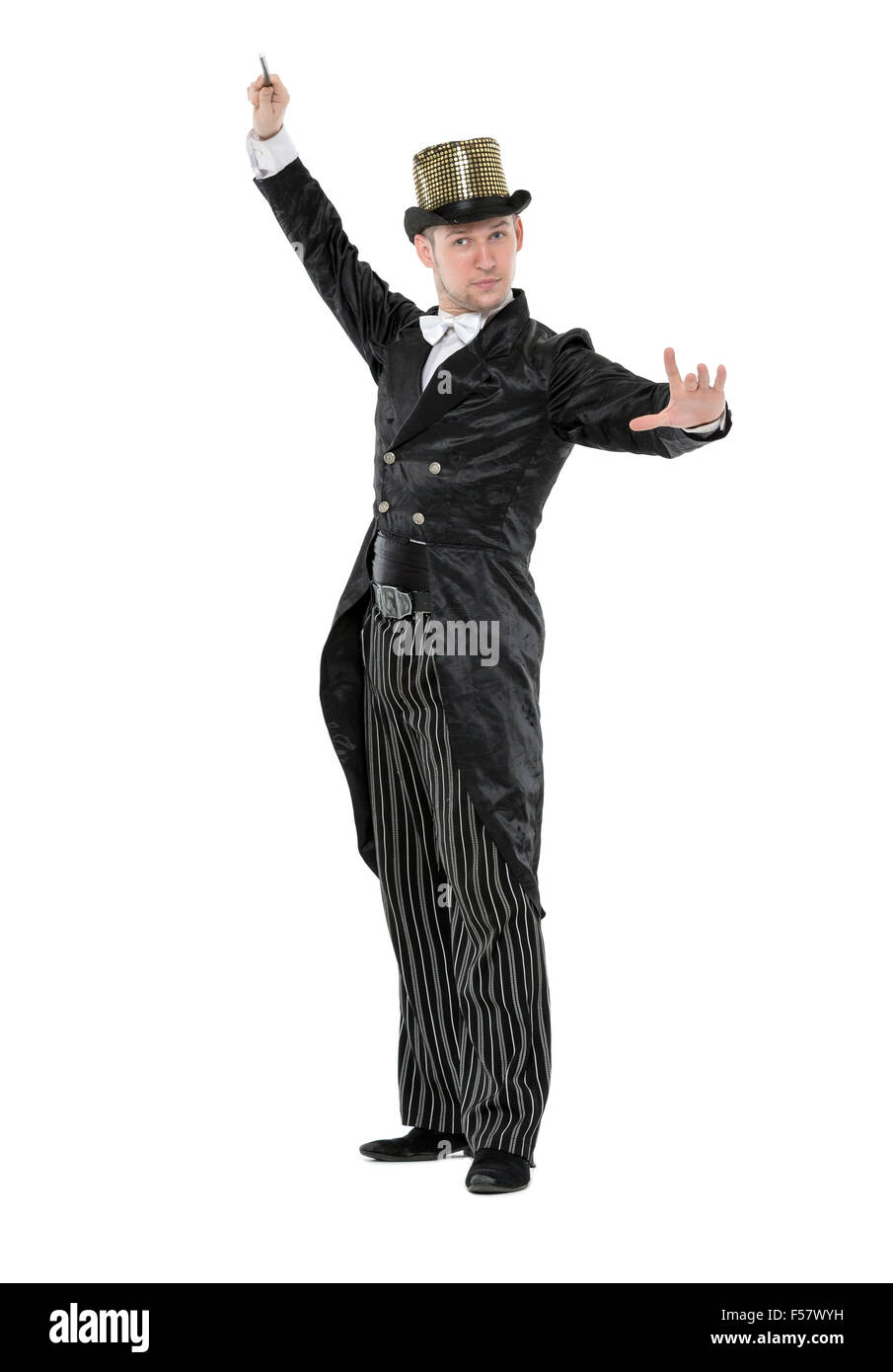 Montre que l'illusionniste astuces avec une baguette magique, sur fond blanc Banque D'Images