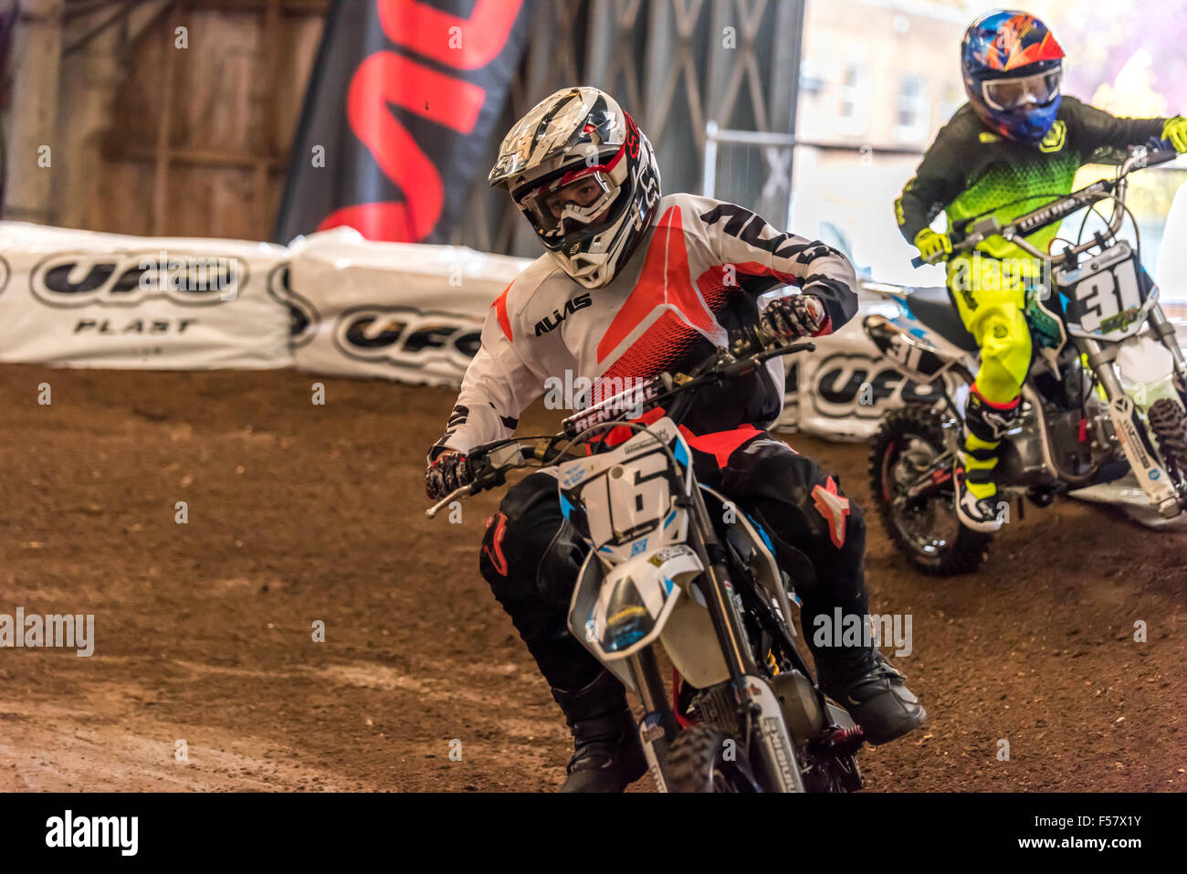 Stoneleigh Park, dans le Warwickshire, Royaume-Uni. Jeudi 29 octobre 2015 coureurs prenant part à l'SUPERCROSS MINIMOTO au Dirt bike show Parc Stoneleigh Warwickshire Crédit : David Holbrook/Alamy Live News Banque D'Images