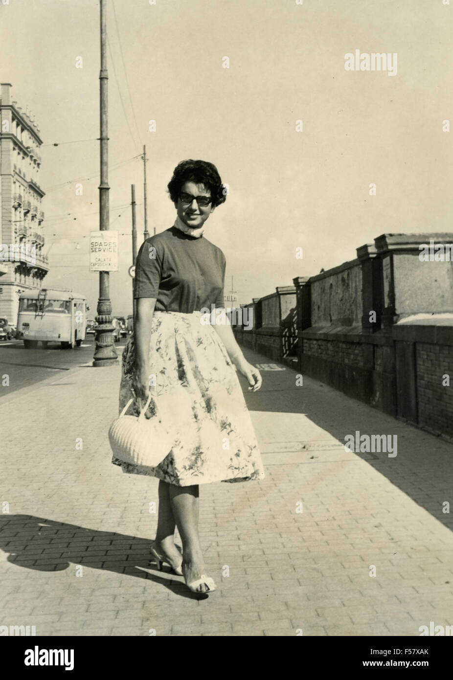 Une femme sur le front de mer de Naples, Italie Banque D'Images