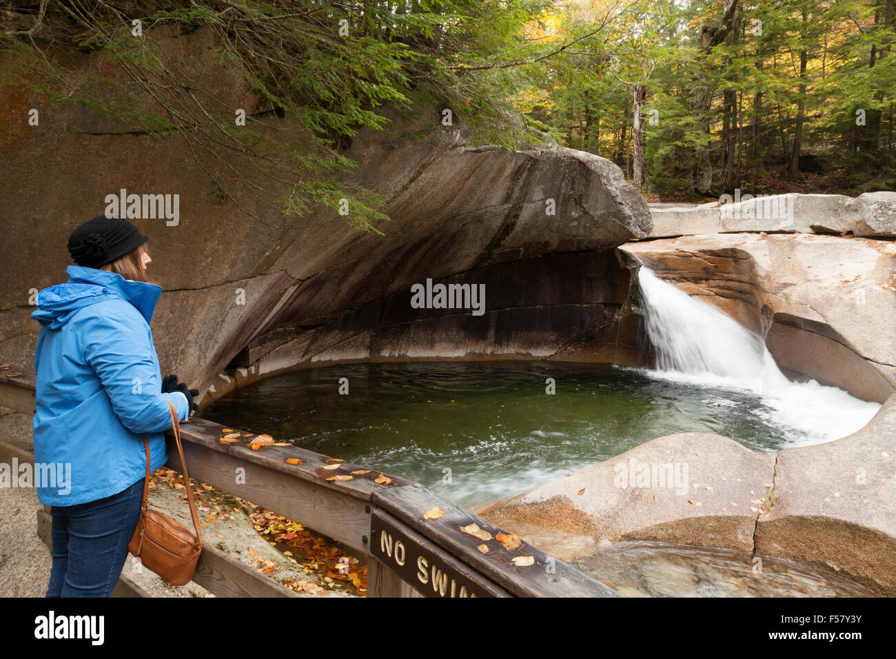 Un touriste à la recherche au bassin, une petite cascade et bassin de granit, Franconia Notch State Park, New Hampshire, USA Banque D'Images