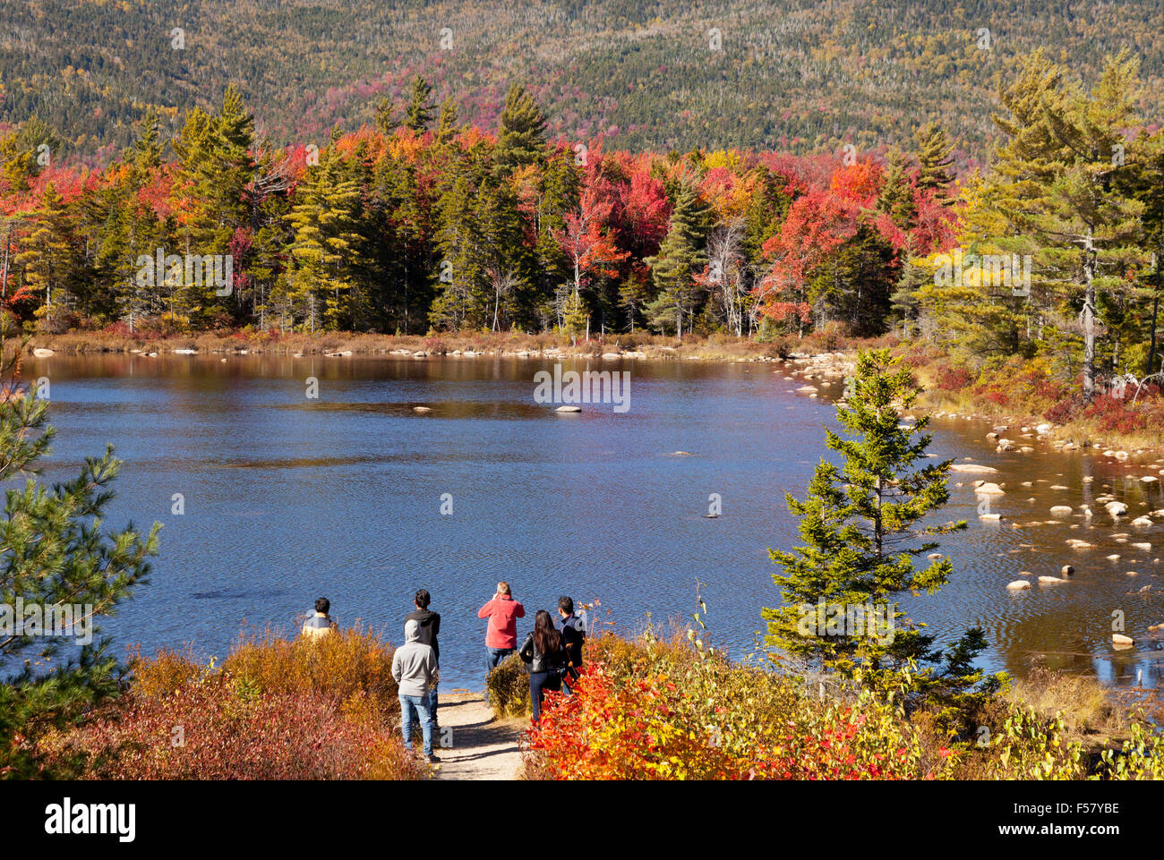 Les touristes ou Leaf Peepers regardant les couleurs de l'automne, l'autoroute Kancamagus, White Mountains, New Hampshire, USA Banque D'Images