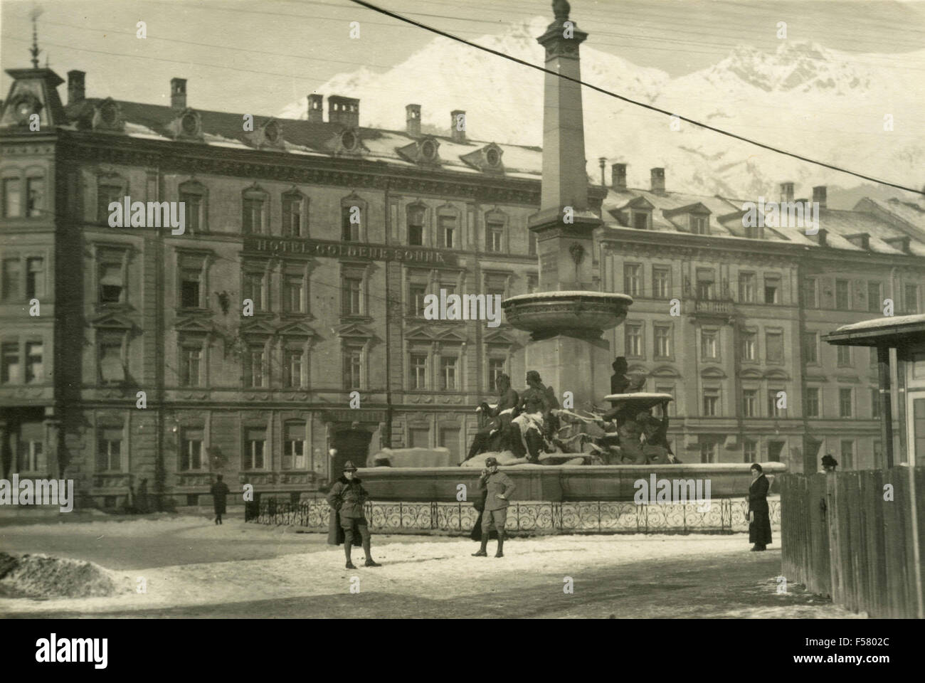 Hotel Goldene Sonne sur une place avec fontaine et l'obélisque dans une ville non identifiée Banque D'Images