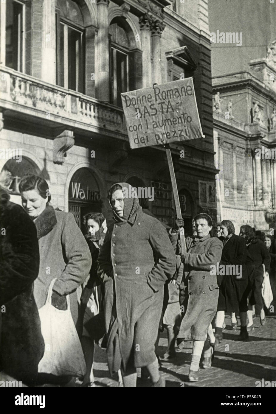 Procession de la femme romaine manifester contre le coût élevé de la vie, de l'Italie Banque D'Images