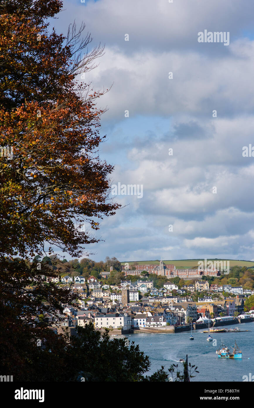 Jolie vue sur la rivière Dart vers Dartmouth historique et le Royal Naval College sur une journée ensoleillée d'automne Banque D'Images