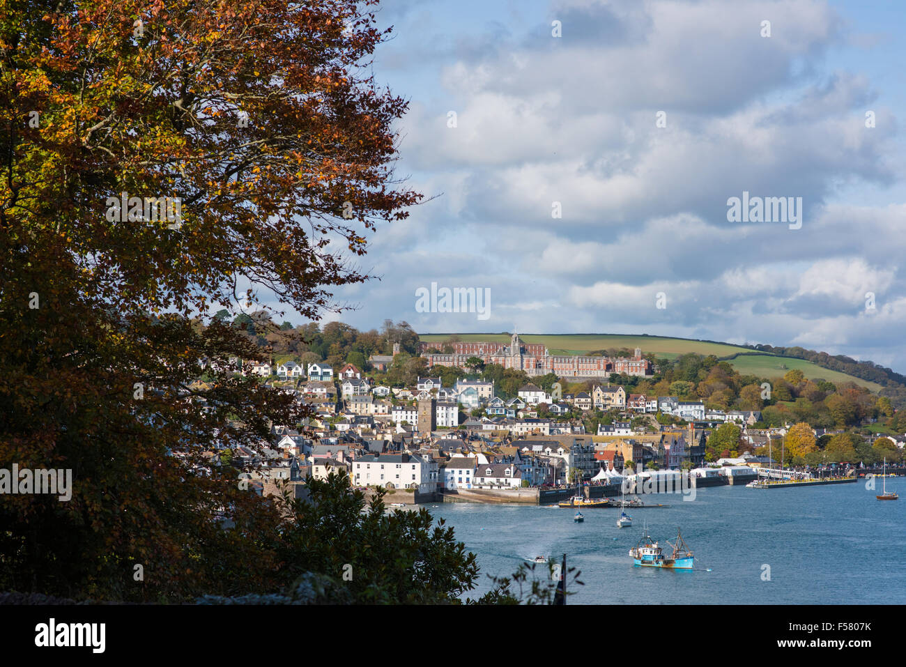 Jolie vue sur la rivière Dart vers Dartmouth historique et le Royal Naval College sur une journée ensoleillée d'automne Banque D'Images