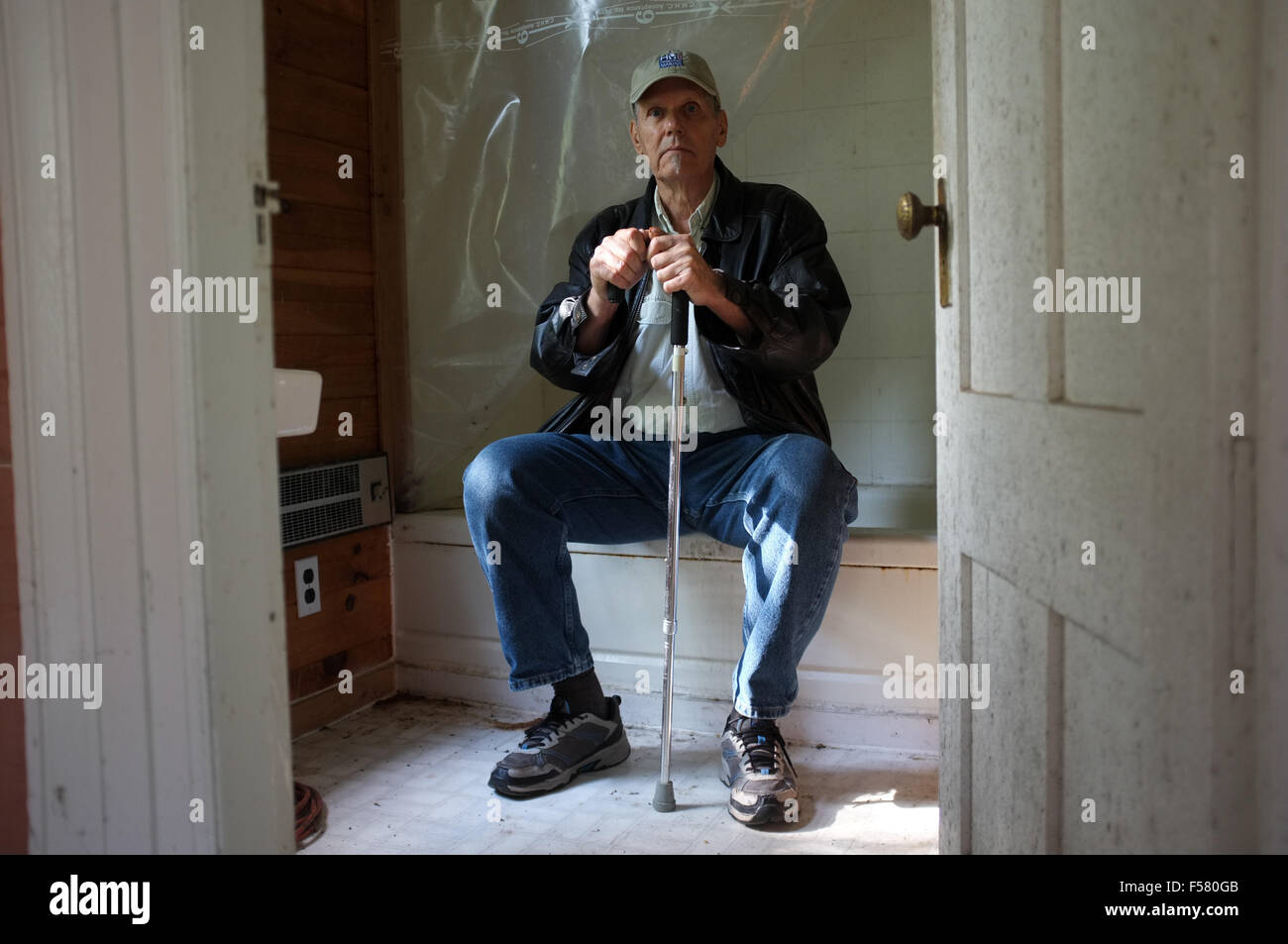 L'artiste canadien Terrence Syverson dans sa maison abandonnée au Cap-Breton, en Nouvelle-Écosse. Banque D'Images