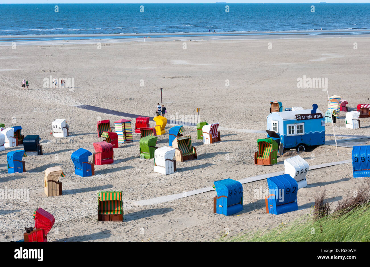 Chaises de plage à l'île de Juist en Allemagne Banque D'Images