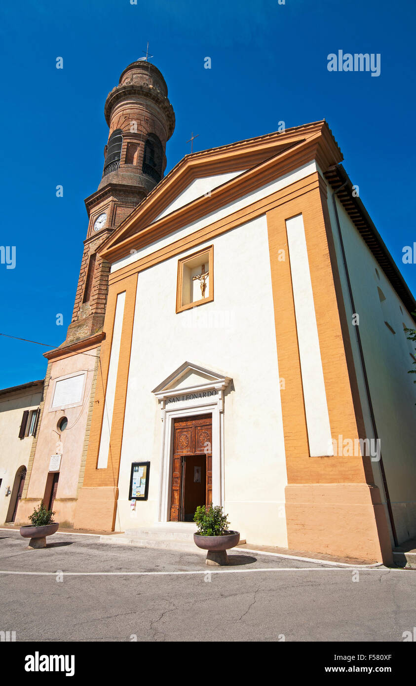 Eglise San Leonardo et beffroi, Fontignano, petit village de l'Ombrie, Italie Banque D'Images