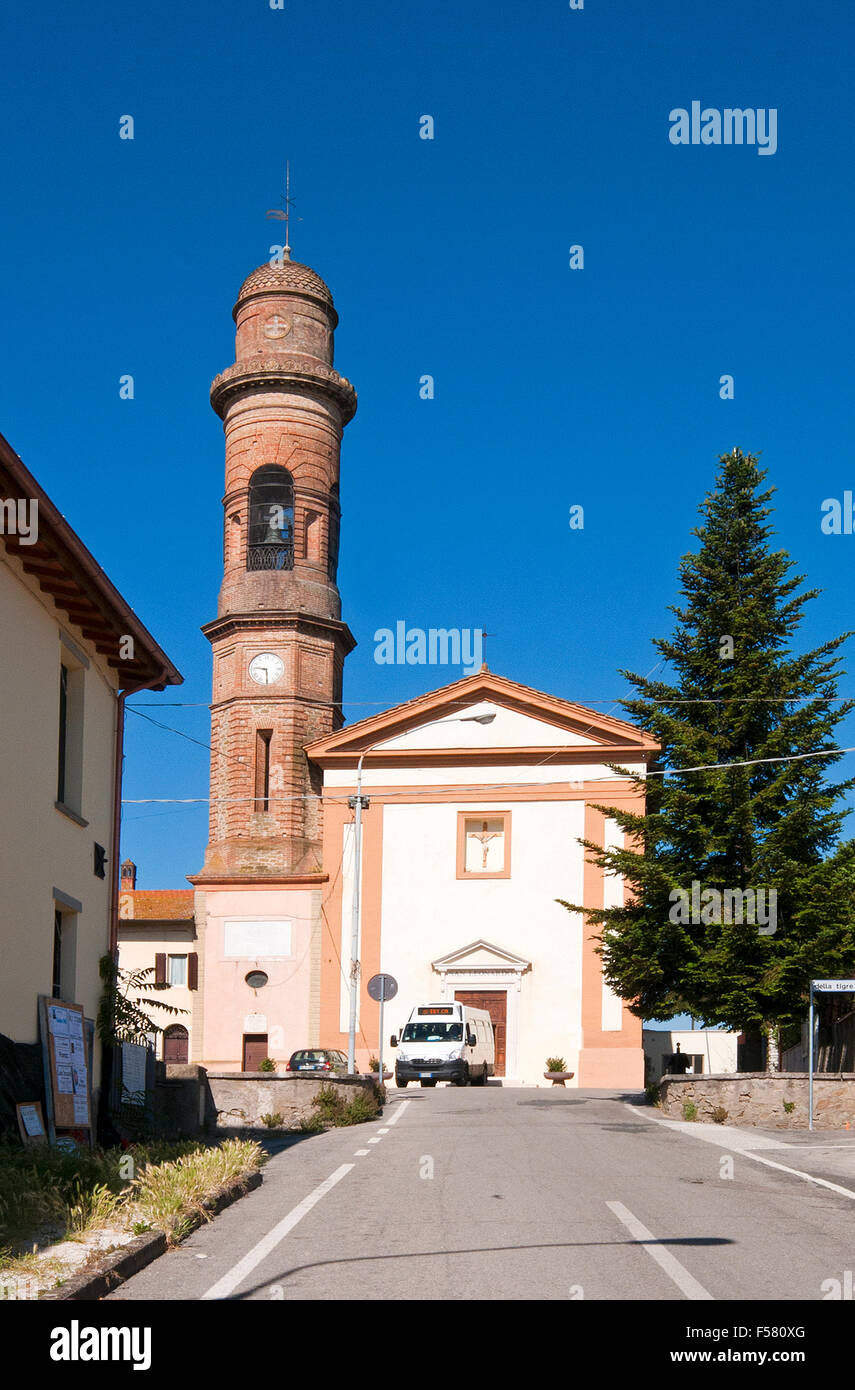 Eglise San Leonardo et beffroi, Fontignano, petit village de l'Ombrie, Italie Banque D'Images