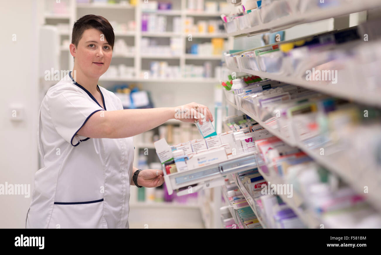 Une femme médecin à l'œuvre dans une pharmacie / pharmacie dans le sud du Pays de Galles, Royaume-Uni. Banque D'Images