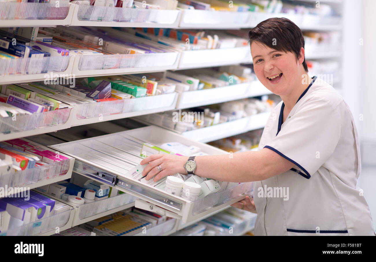 Une femme médecin à l'œuvre dans une pharmacie / pharmacie dans le sud du Pays de Galles, Royaume-Uni. Banque D'Images