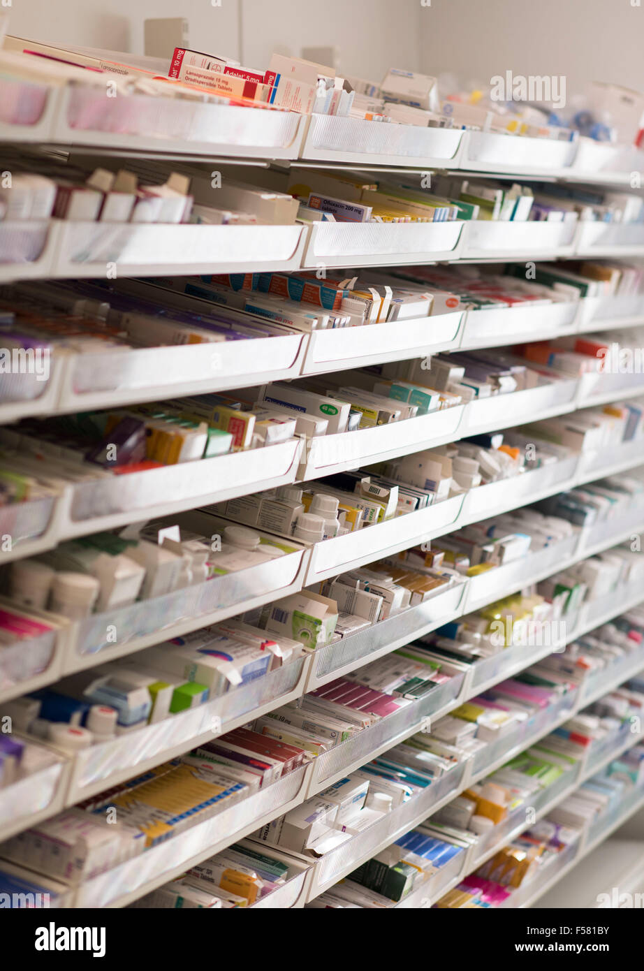 Drogues et médicaments pharmacie sur des étagères dans un magasin de chimiste. Banque D'Images